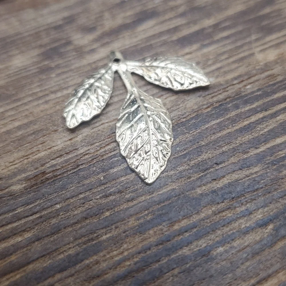 P107 under the leaves of summer‎ charm